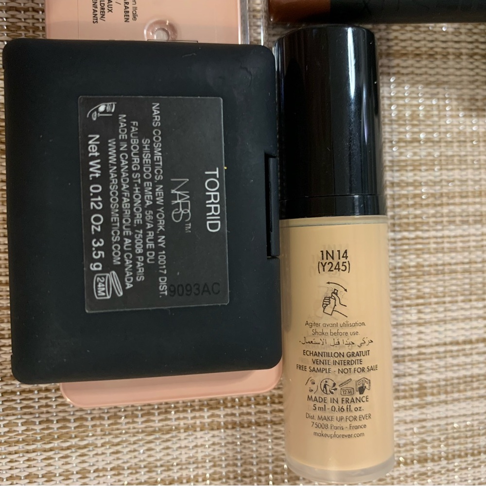 Makeup bundle - Picture 3 of 3